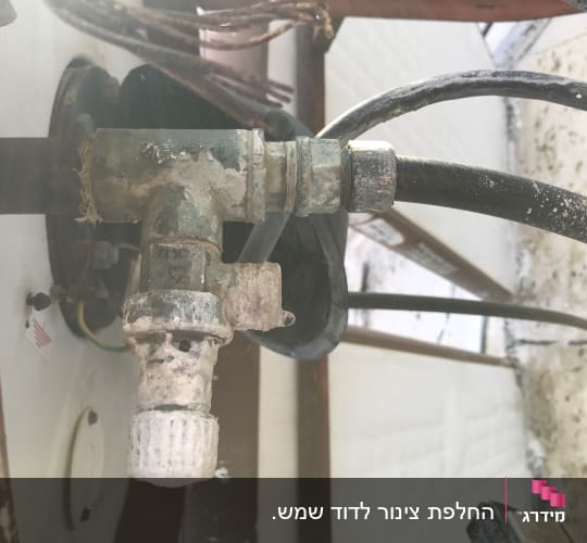 צנרת וחיבורים של דוד שמש עם חלודה